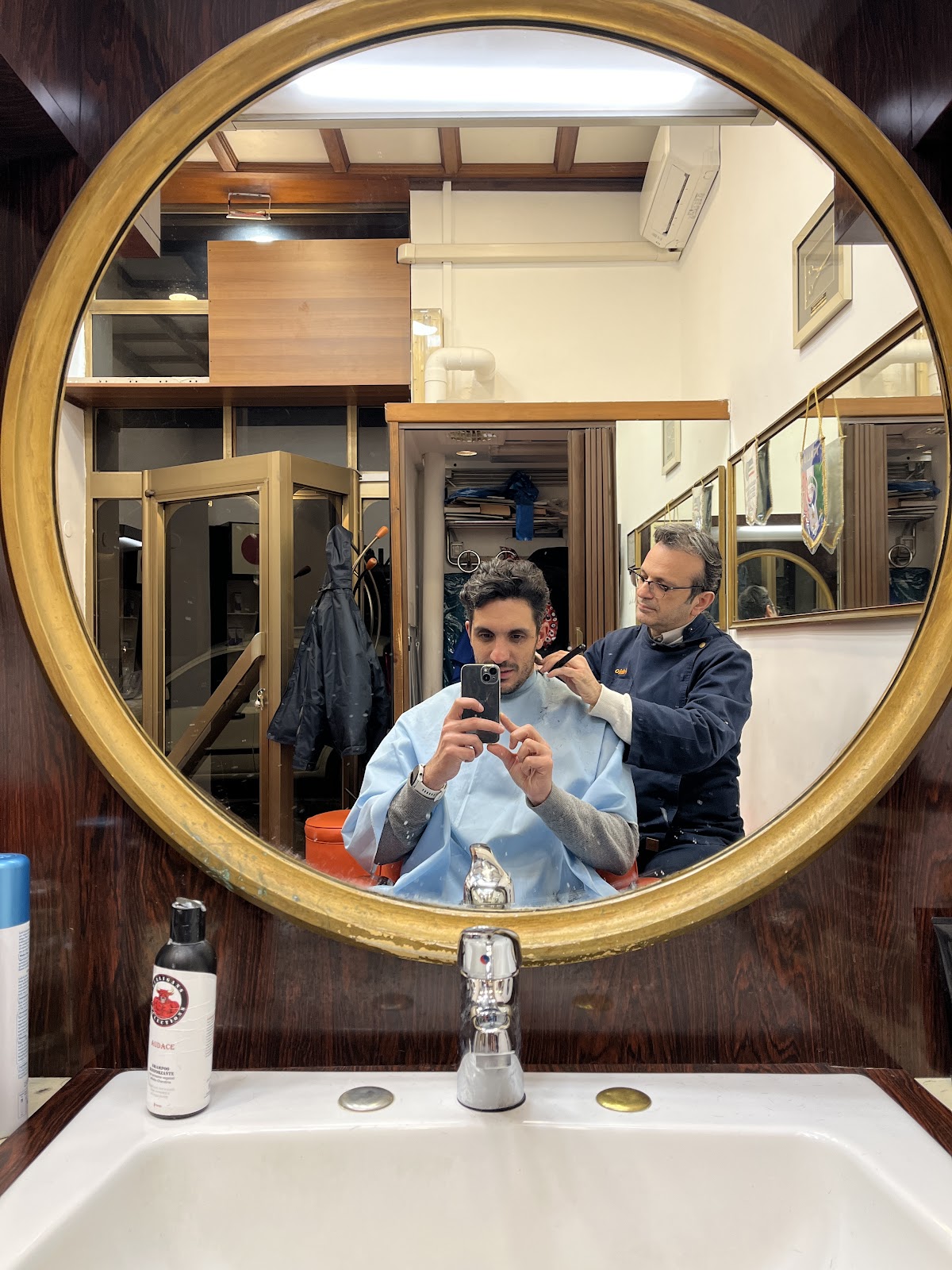 Interno della bottega di Fabio Pisano, barbiere in Prati a Roma